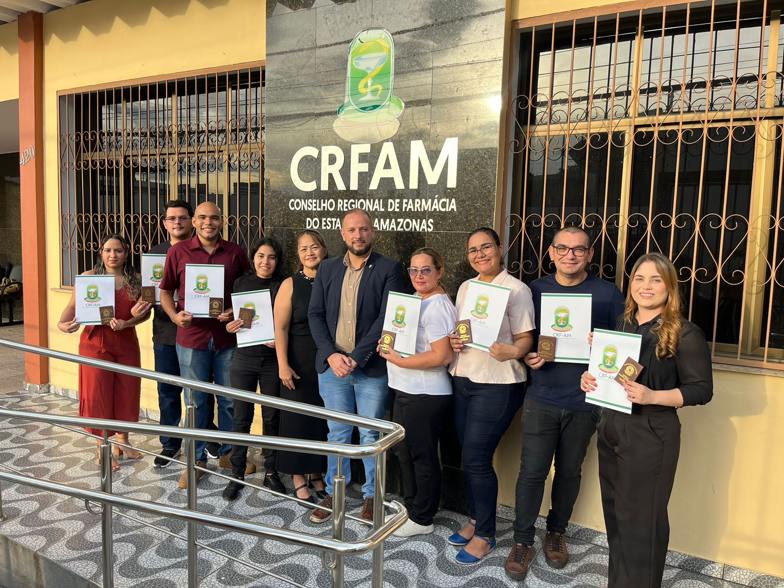 CRF-AM entrega carteira profissional para 12 novos farmacêuticos